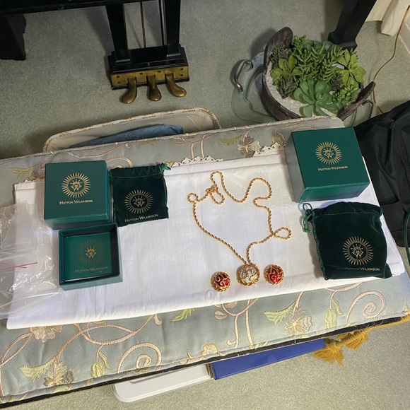 Hutton Wilkinson Jewelry Set. Necklace with matching clip on earrings NRFB - Picture 6 of 17